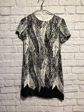 Club Monaco SILK Black and White Feather-Print Short Sleeve Dress 00